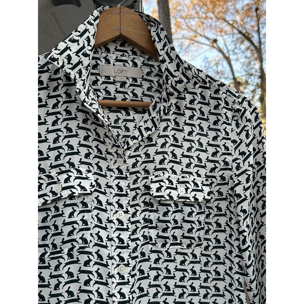 ANN TAYLOR LOFT Rabbit Print Blouse Size XS Green White‎ Roll Tab Boheman Top